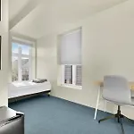 Central Guest House - Bedroom With En Suite Bathroom