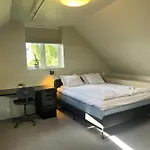 Central Guest House - Bedroom With En Suite Bathroom