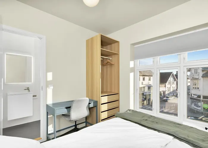 Central Guest House - Bedroom With En Suite Bathroom