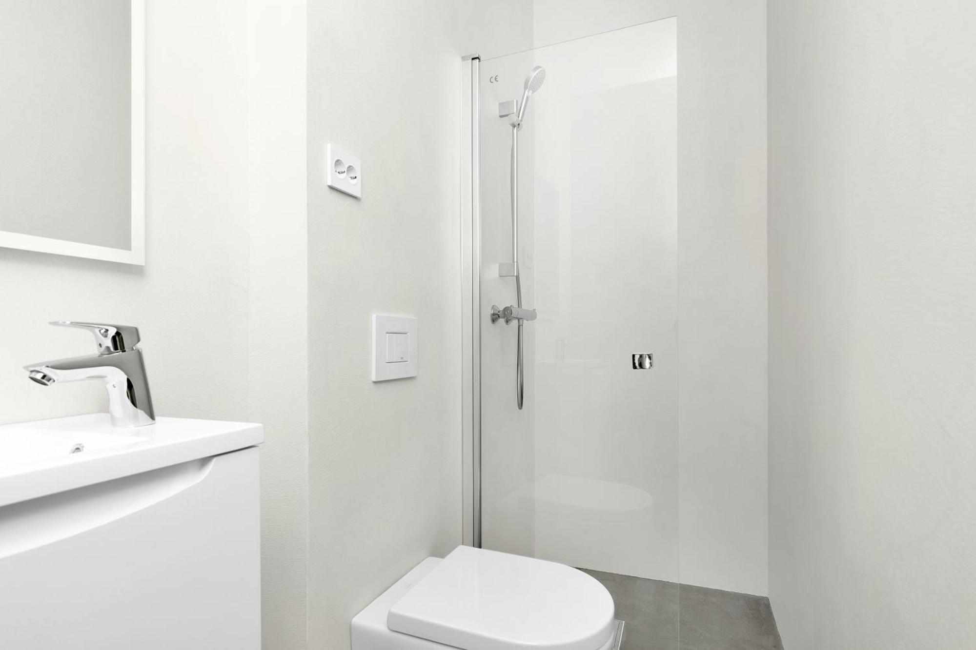 - Bedroom With En Bathroom *