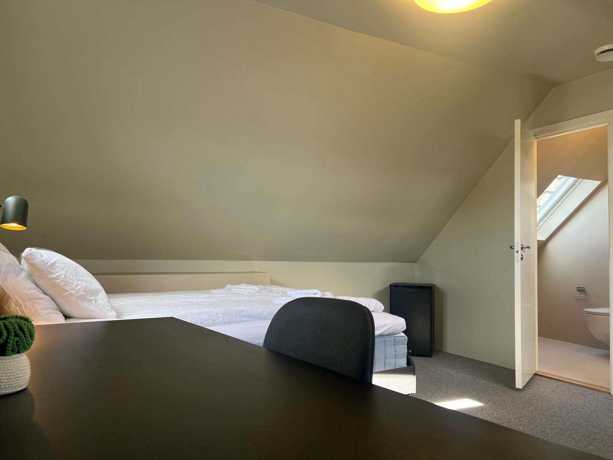 - Bedroom With En Bathroom *
